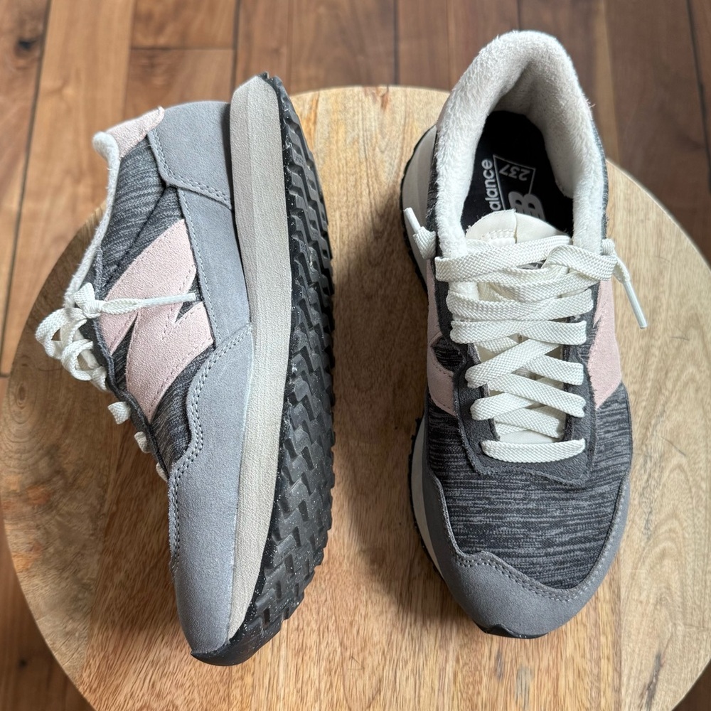 New Balance Women's 237 V1 Classic Sneakers Sz: 6.5